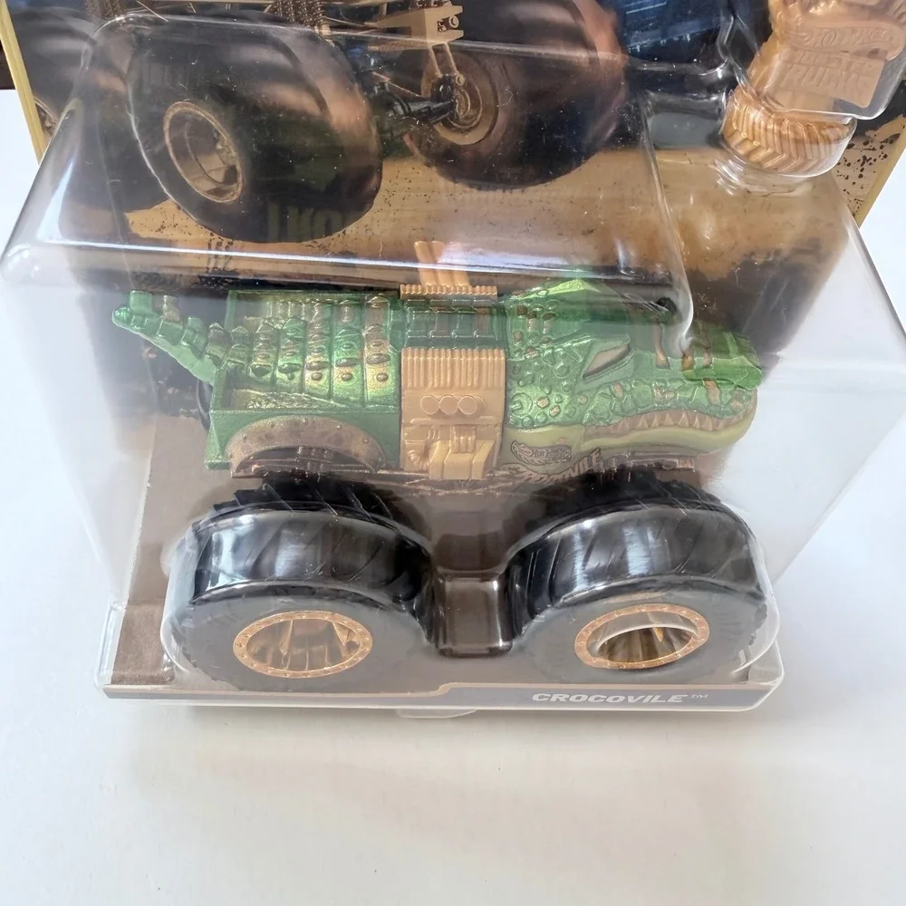 Hot Wheels Monster Trucks Trophy Champions Crocovile Green Gold JDV96 1:64 Scale